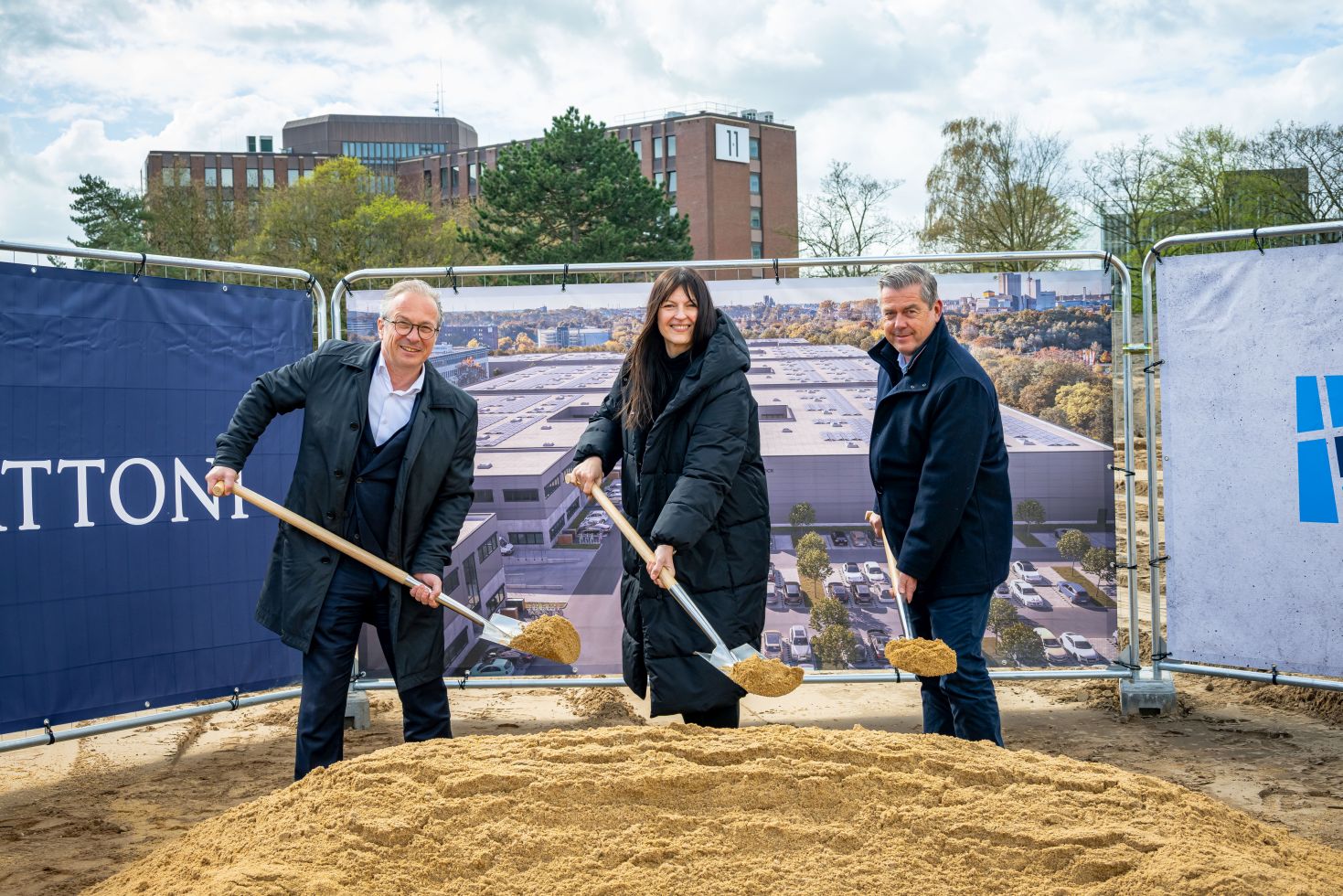 Panattoni, City Dock Neuss , groundbreaking ceremony, from left to right: Reiner Breuer, Mayor of the City of Neuss, Johanna Gatzke, Head of the Economic Development Department of the City of Neuss, Stefan Bohn, Managing Director Panattoni Germany; Photo: Panattoni 